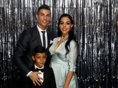 'Gỡ rối' gia đình kỳ lạ của Cristiano Ronaldo