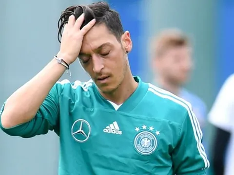 Ozil đối diện tin SỐC trước trận mở màn của Đức