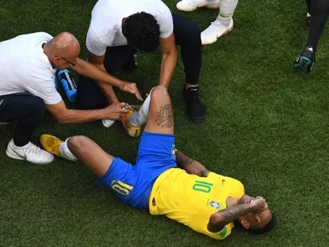 Fellaini chỉ cần hơn 5 phút để "bỏ túi" Neymar