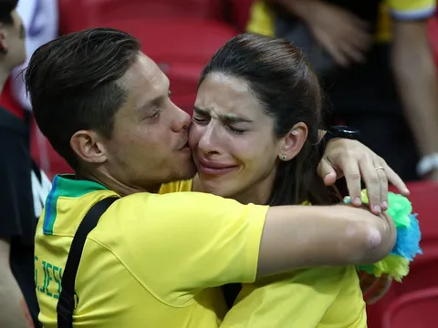 Giấc mơ World Cup khép lại: CĐV Brazil thờ thẫn, khóc ngất!