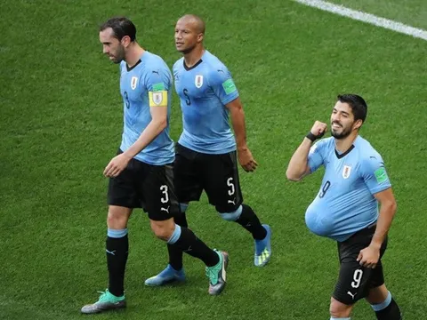 Giải mã màn ăn mừng ẩn ý của Suarez trong ngày đi vào lịch sử bóng đá Uruguay