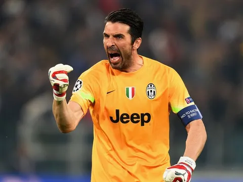 Gianluigi Buffon chơi cực kì chắc chắn trước Barcelona