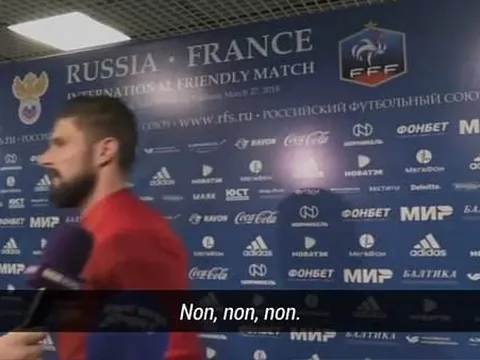 Giroud tức điên khi phóng viên bỏ mình chạy theo Mbappe