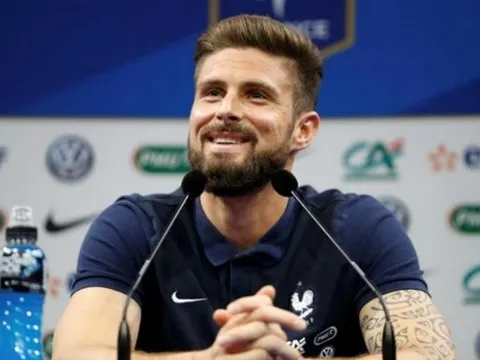 Giroud xác nhận sẽ cạo trọc ở mùa giải mới