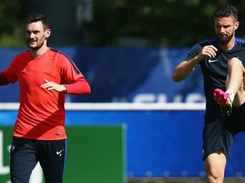 Giroud xin lỗi Courtois sau khi chọn ra thủ môn xuất sắc nhất thế giới
