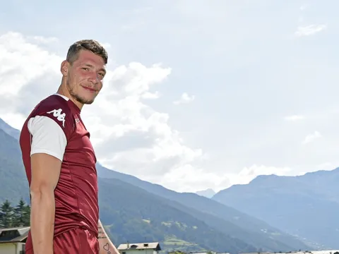 Giữa bão tin đồn, Belotti lại xuất hiện tươi rói trên sân tập của Torino