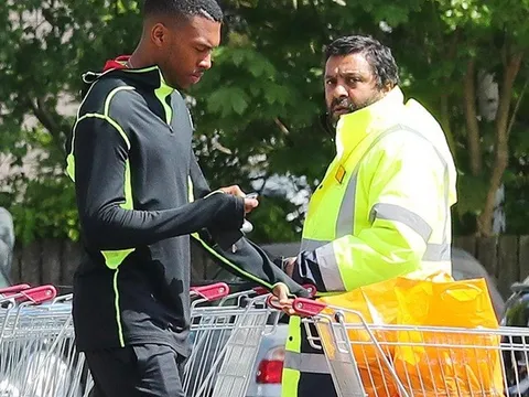 Giữa bão tin đồn, Daniel Sturridge hồn nhiên đi siêu thị