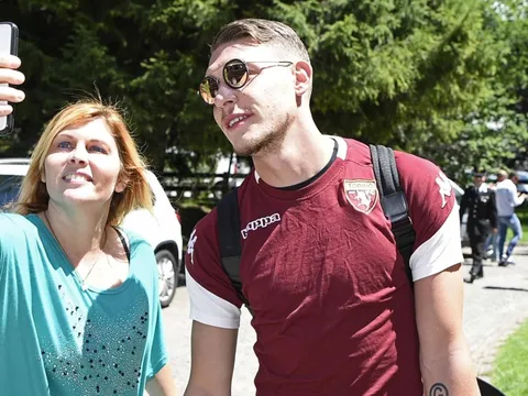 Giữa bão tin đồn, sao '100 triệu' vẫn vui vẻ tập cùng Torino
