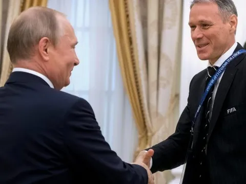 Giữa lúc Nga - Hà Lan căng thẳng, Van Basten công khai gặp gỡ Putin