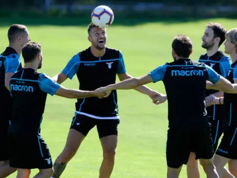 Giữa vạn tin đồn, mục tiêu của Man Utd vẫn vui vẻ tập cùng Lazio