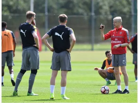 Góc chiến thuật: Sự 'phân vân' của Wenger