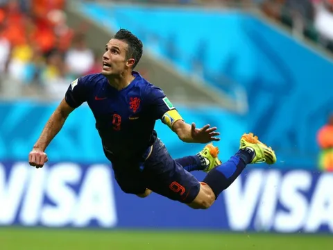 Góc siêu phẩm: Pha bay người đánh đầu bất hủ của Van Persie