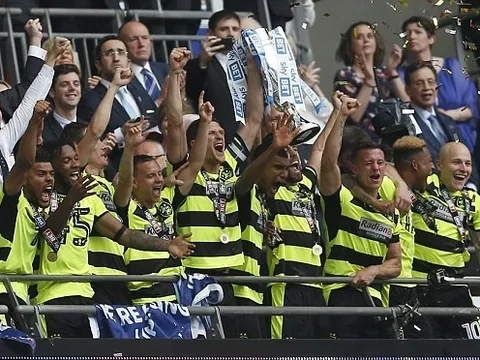 Gục ngã trên chấm phạt đền, Reading rơi nước mắt nhìn Huddersfield lên hạng