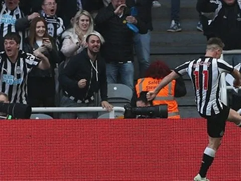 Hạ Arsenal, sao Newcastle hăng máu đá văng cột cờ