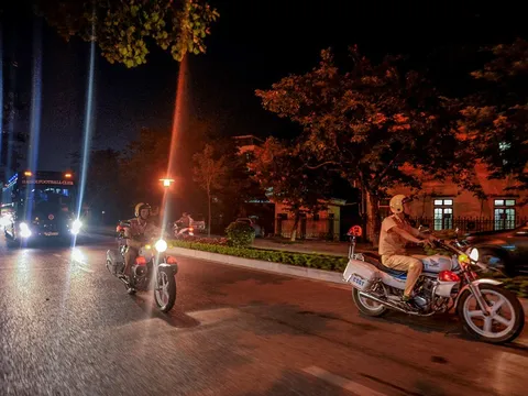Cảnh sát hộ tống CLB Hà Nội rời sân Thiên Trường