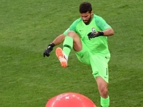 Hài hước: Liverpool thả quả bóng khổng lổ thử thách khả năng nhận biết của Alisson