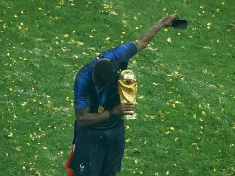 HÀI HƯỚC: Pogba 'dab' với cúp vàng, chọc giận truyền thông Anh