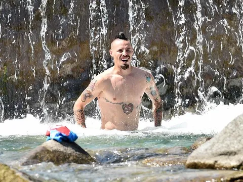 Hamsik cùng đồng đội 'khoe thân' bên dòng thác