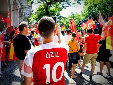 Hàng nghìn CĐV biểu tình ở Berlin ủng hộ Mesut Ozil