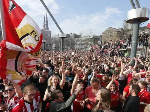 Hàng nghìn CĐV xuống đường ăn mừng chức vô địch của PSV