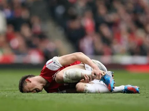 Hàng thủ Arsenal tan hoang trước derby