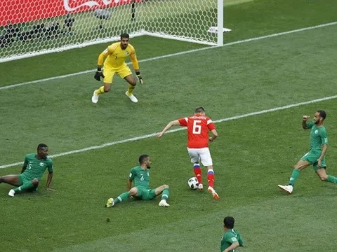 Hàng thủ Saudi Arabia biến thành những "gã hề" trước pha solo của Denis Cheryshev