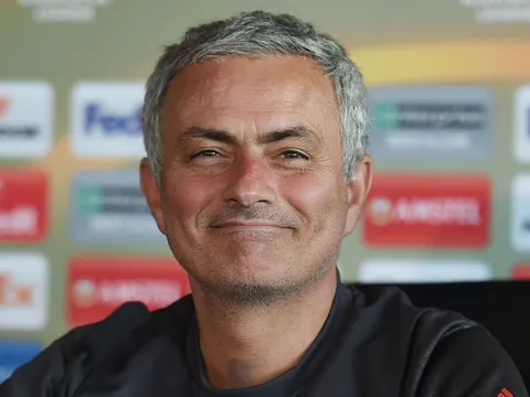 Hàng thủ tan nát, Mourinho tính chuyện 'tái xuất sân cỏ'