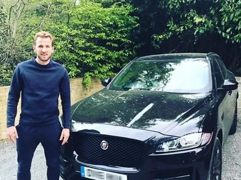 Harry Kane khoe xe chiếc Jaguar mới cóng