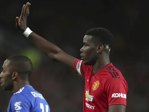 Hậu chiến thắng Leicester, Pogba rời xa Old Trafford cùng 2 'vệ sĩ' đặc biệt