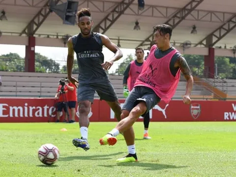 Hậu scandal, Ozil khiến Aubameyang méo mặt vì bị "nhồi đừ" trên sân tập