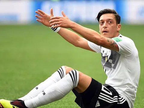 Hãy căm ghét Mesut Oezil khi còn có thể