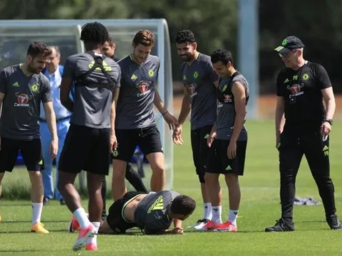 Hazard bị "troll" sấp mặt trên sân tập