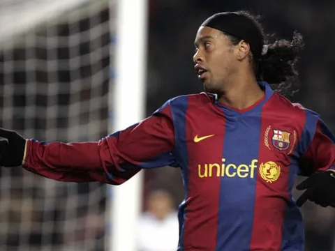 Hé lộ: Vì sao Man Utd mua hụt Ronaldinho?