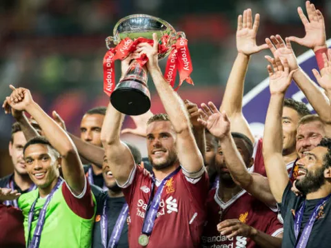 Henderson nâng cúp, Klopp cười mãn nguyện