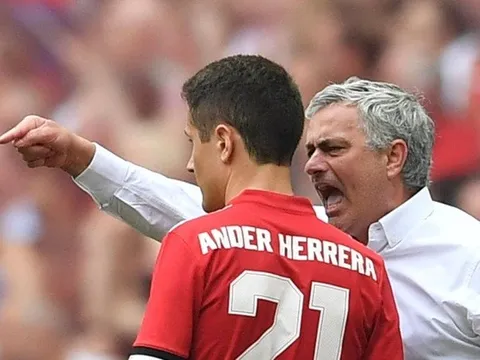Herrera bừng tỉnh nhờ Mourinho... "sấy tóc" trong phòng thay đồ
