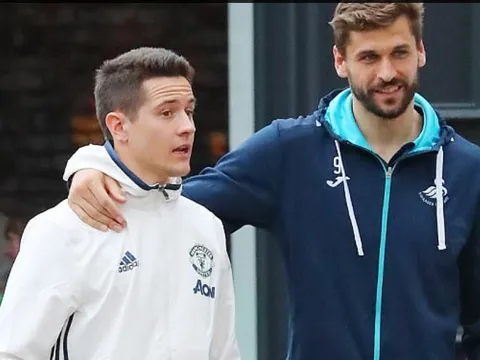 Herrera đầy thân thiết với 'kẻ thù' ngay sau trận hòa của Man Utd
