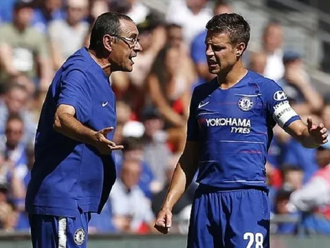 Hết chất vấn trọng tài, lại quay sang "chỉ trích" học trò, Sarri trở thành điểm đen của Chelsea