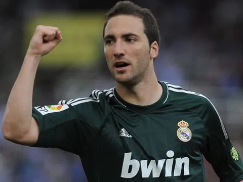 Higuain khóc lóc khi rời khỏi Real