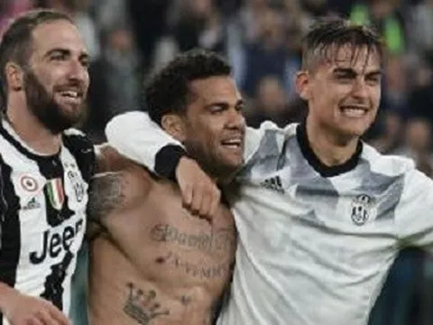 Higuain vô tình tiết lộ tương lai của Dani Alves