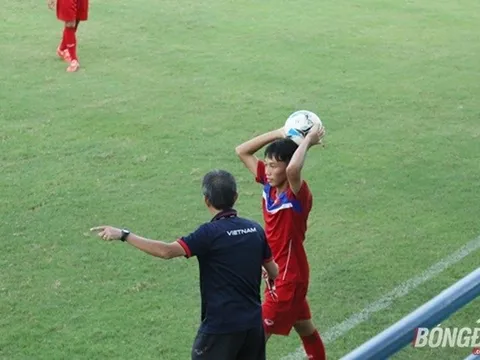 HLV Hoàng Anh Tuấn chỉnh sửa cho U18 từ… quả ném biên