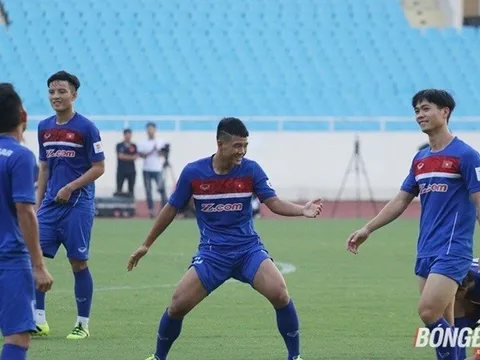 Đức Chinh pha trò lạ khiến đồng đội bật cười