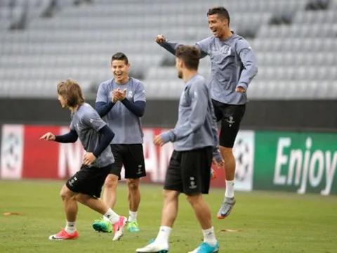 Hình ảnh trái ngược giữa Zidane và các học trò tại Munich