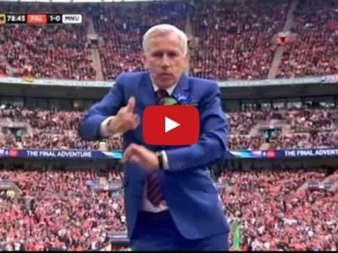 HLV Alan Pardew nhảy rất dẻo khi học trò 'đốt lưới' Man Utd