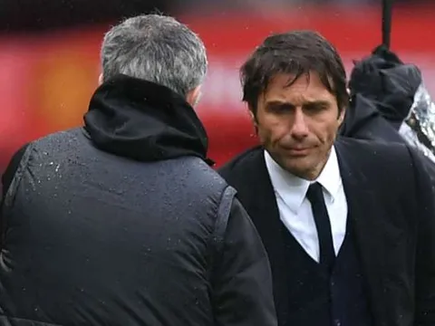 HLV Conte ngụ ý trọng tài giúp M.U, báo hại Chelsea