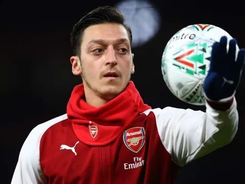 HLV Emery xác nhận Ozil sẽ chơi trọn vẹn ở tour du đấu đến Singapore