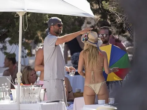 HLV Jurgen Klopp đi biển lánh xa 'bão' tin đồn chuyển nhượng