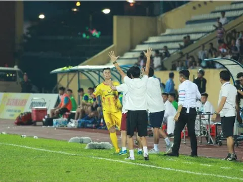 HLV Nguyễn Văn Sỹ tự tin giúp Nam Định trụ hạng tại V-League 2018