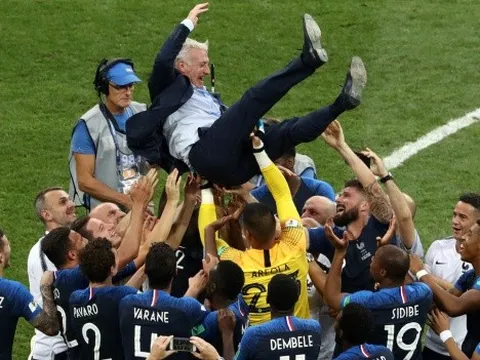 Deschamps đi vào ngôi đền huyền thoại, sánh vai cùng "hoàng đế" Beckenbauer