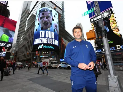 HLV Pochettino 'cứng đơ' khi làm người mẫu tại Quảng trường Thời đại