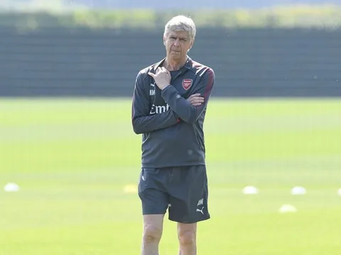 HLV Wenger lạc lõng trên sân tập Arsenal trong những ngày cuối